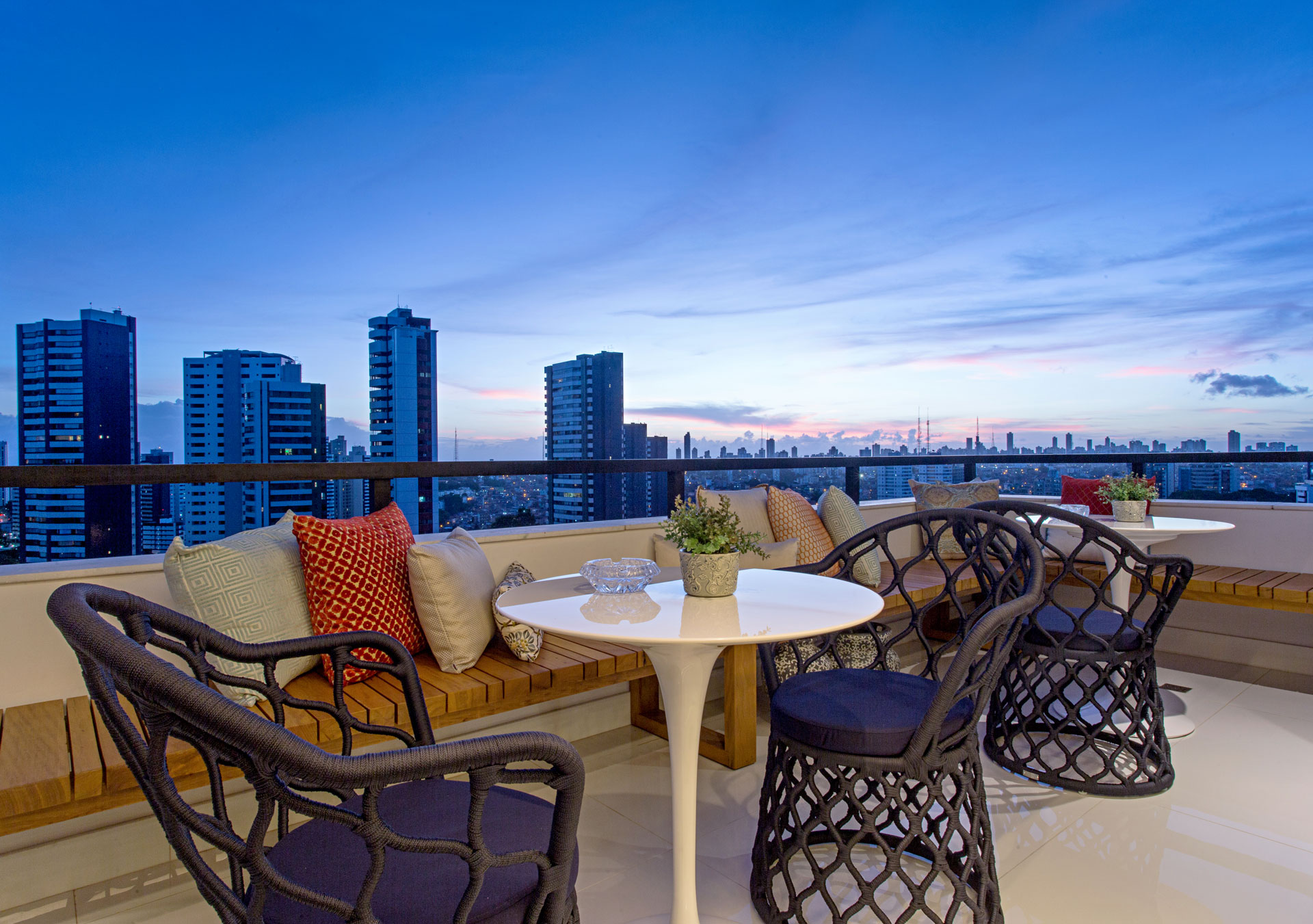 Cuidamos de cada detalhe para que os espaços surpreendam com elegância e harmonia. É aqui que a mágica transforma o belo em maravilhoso.